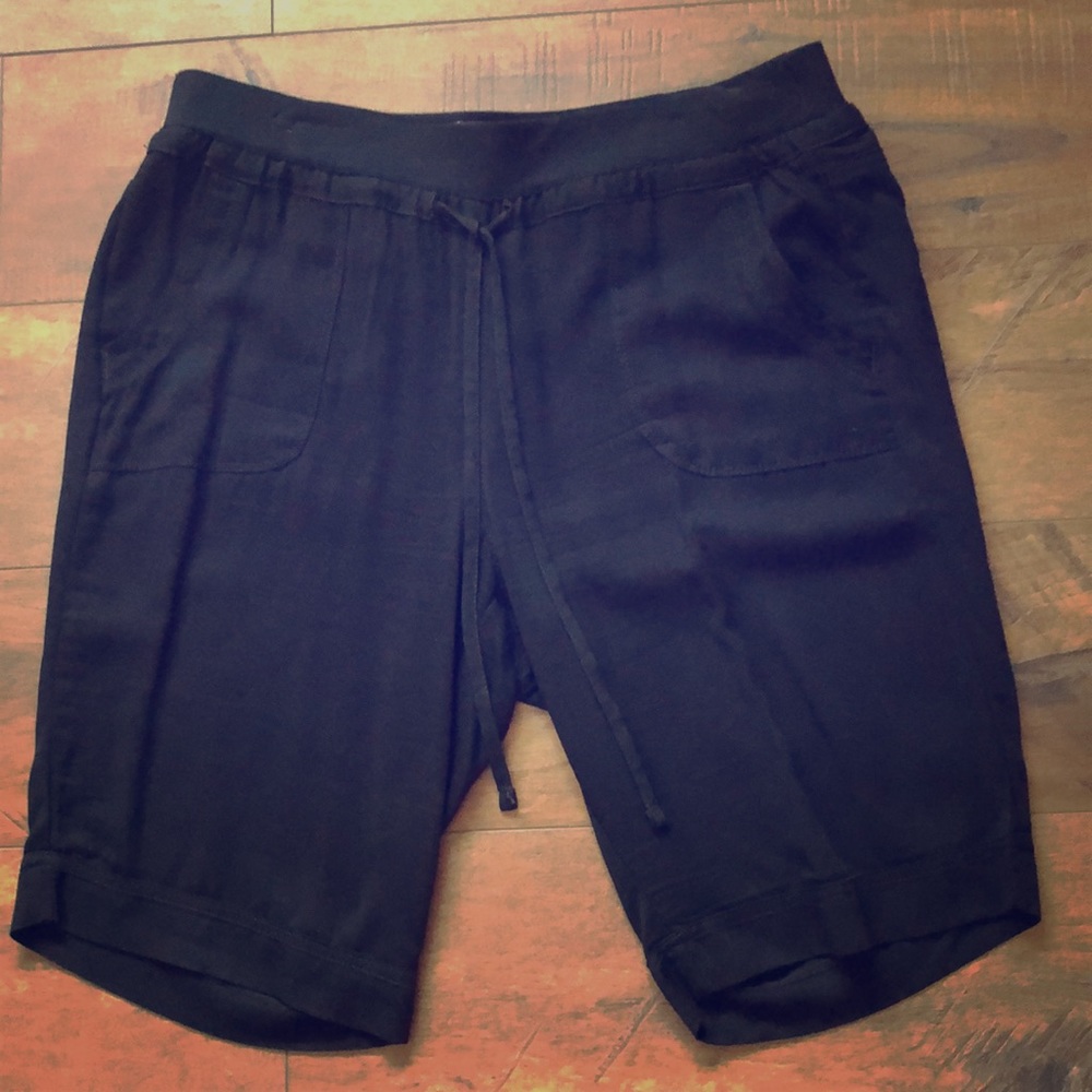 Black dressy Gloria Vanderbilt shorts